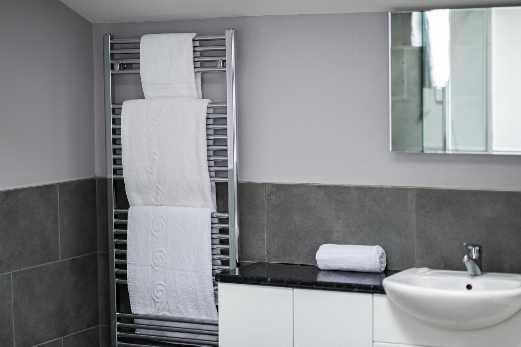 Bed and Breakfast Stonehenge Courtyard Еймсбері Номер фото